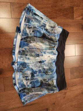 Lululemon play off the pleats women's blue skort in size 8